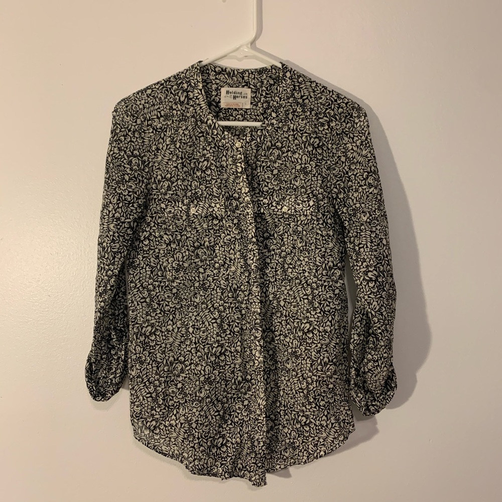✨3 for $15✨ Sheer Holding Horses Button Up